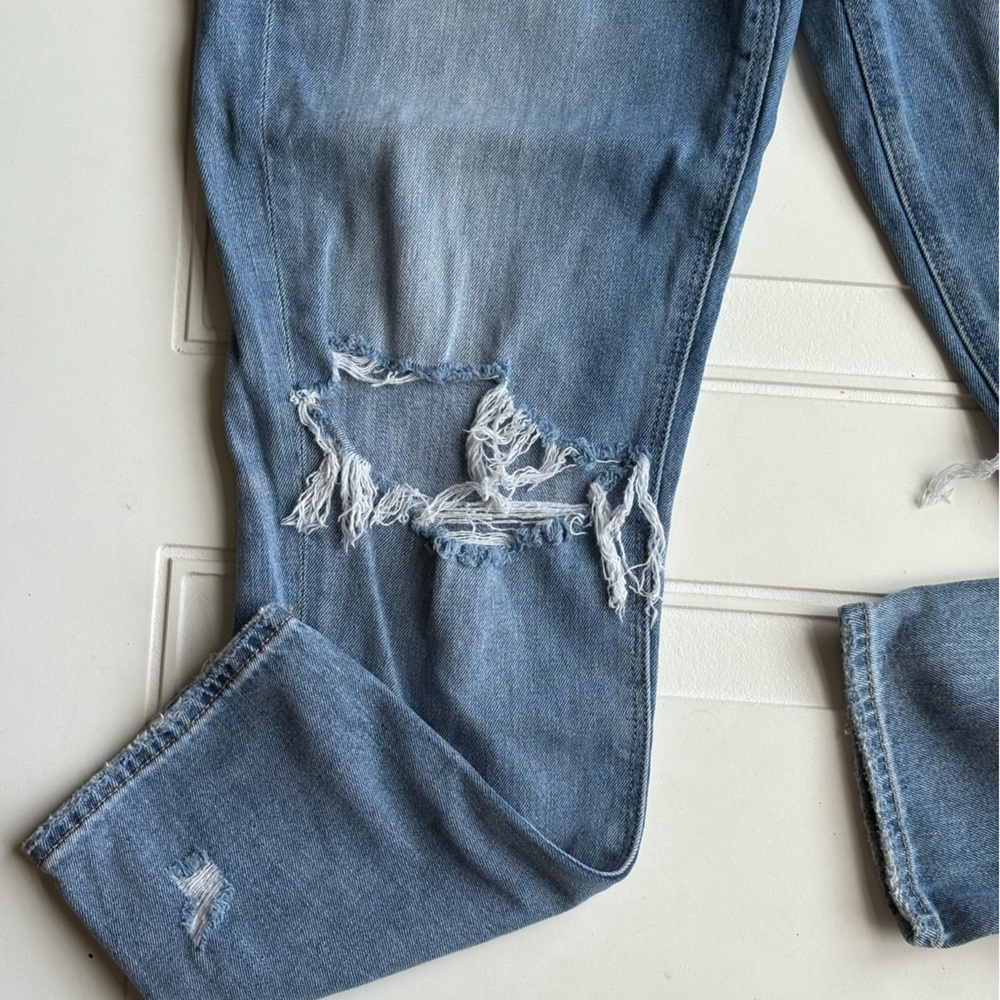 American Eagle Distressed Mom Jeans Size 6 - Picture 3 of 7